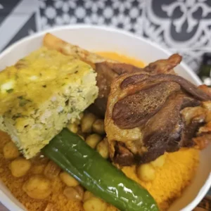 Couscous tunisien à l'agneau généreux, sept légumes et semoule fine - Traiteur Marseille