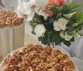 Fricassé tunisienne : pain frit doré, farci au thon, harissa, câpres et olives. Street food authentique de Tunisie. Fricassé tunisienne, sandwich frit farci au thon et harissa - Spécialité Marseille