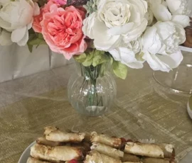 Bricks tunisiens dorés et croustillants, farcis au thon, câpres et œuf. Spécialité incontournable de nos apéritifs. Bricks tunisiens croustillants farcis au thon et œuf - Apéritif oriental Marseille