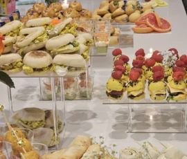 Buffet de mignardises pour mariage ou événement. Présentation élégante avec variété de bricks, mezze et dips. Buffet de mignardises pour événement : bricks, mezze, présentation soignée - Marseille