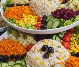Salade de riz méditerranéenne composée pour buffet de mariage : riz parfumé, légumes croquants, herbes fraîches et vinaigrette maison. Salade de riz méditerranéenne en buffet de mariage, entrée froide raffinée - Marseille