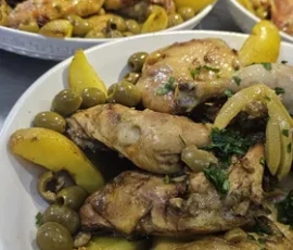 Présentation soignée de nos tajines pour buffet de mariage. Service traiteur complet avec vaisselle traditionnelle et décoration raffinée. Tajine présenté en buffet de mariage, service traiteur événementiel - Marseille