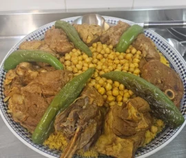 Couscous à l'agneau mijoté : semoule fine, agneau tendre, sept légumes et bouillon parfumé. Recette traditionnelle. Couscous à l'agneau traditionnel, semoule fine et légumes - Traiteur méditerranéen Marseille