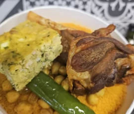 Notre couscous tunisien traditionnel : agneau fondant, sept légumes mijotés, semoule roulée main et bouillon riche en saveurs. Couscous tunisien à l'agneau généreux, sept légumes et semoule fine - Traiteur Marseille