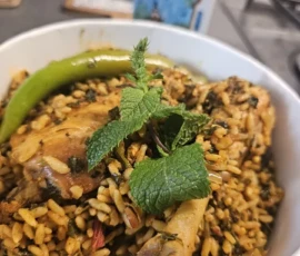 Riz djerbien traditionnel : riz parfumé aux épices, viande tendre et légumes. Recette authentique de Djerba. Riz djerbien aux épices et viande, spécialité tunisienne authentique - Traiteur Marseille