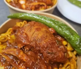 Makrouna salsa maison : pâtes tunisiennes en sauce tomate épicée et viande. Généreuse et savoureuse. Makrouna salsa, pâtes tunisiennes en sauce épicée et pimentée - Spécialité Marseille