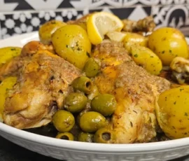 Tajine au poulet mijoté avec olives vertes, citrons confits et épices. Plat méditerranéen savoureux et parfumé. Tajine au poulet, olives et citron confit - Plat méditerranéen mijoté Marseille